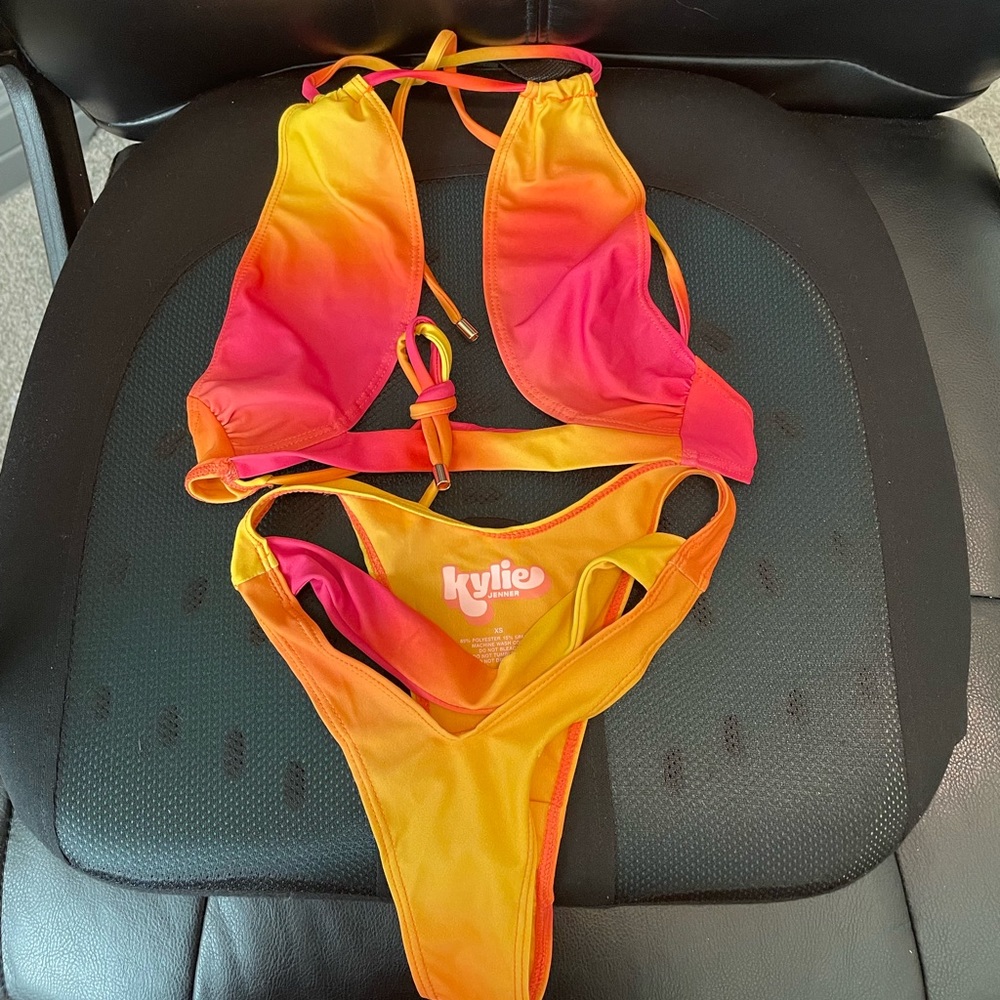 Kylie jenner swim set